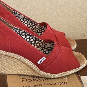 Toms Wedge, Red Canvas, size 7.5